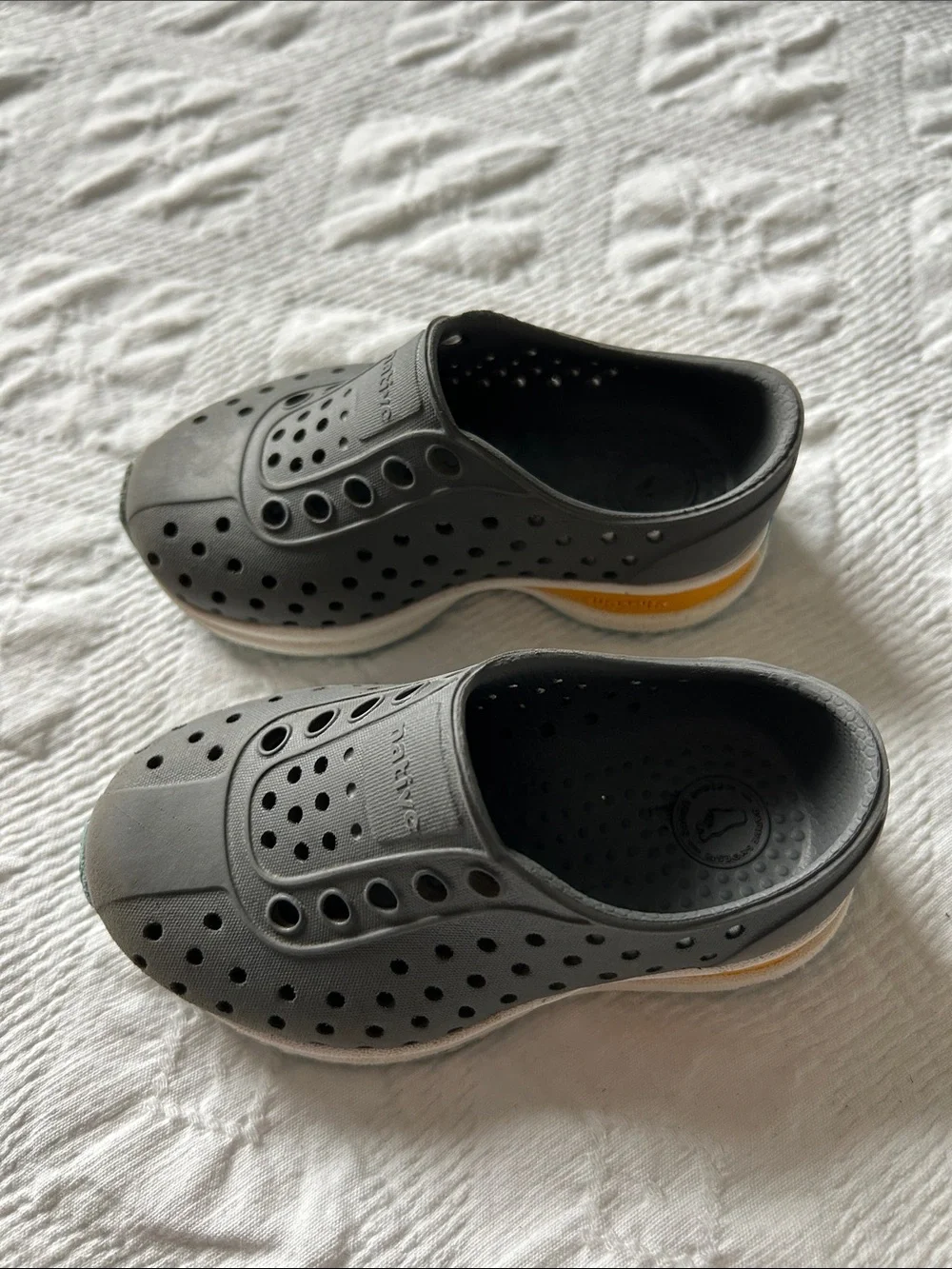 Native Sugarlite Robbie Shoe kid SZ 5, Grey comfort.
